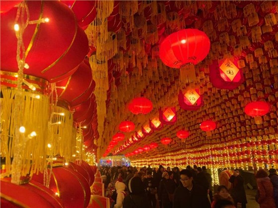 望千門如晝，嬉笑游冶